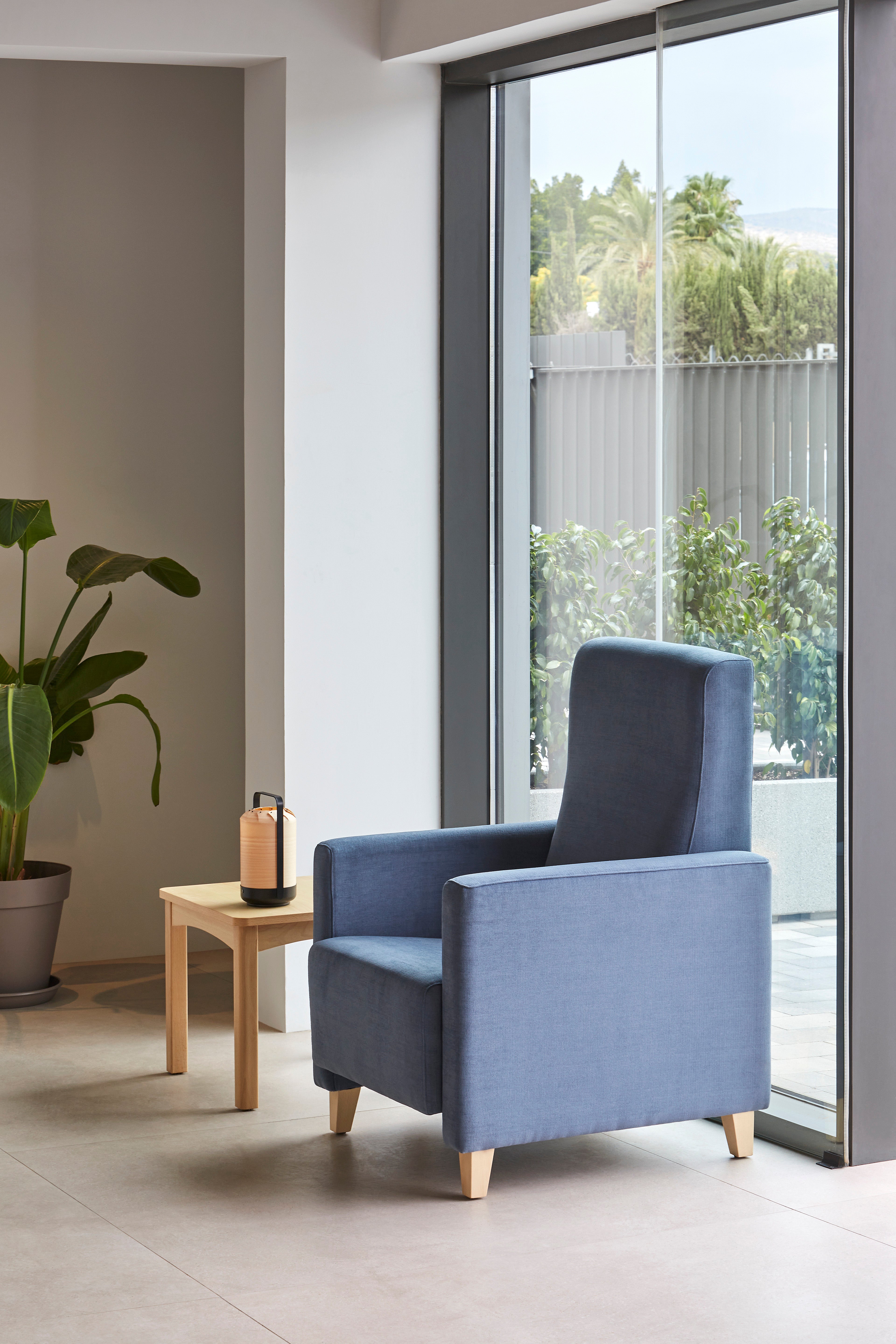 CAN Armstuhl | Massivholz